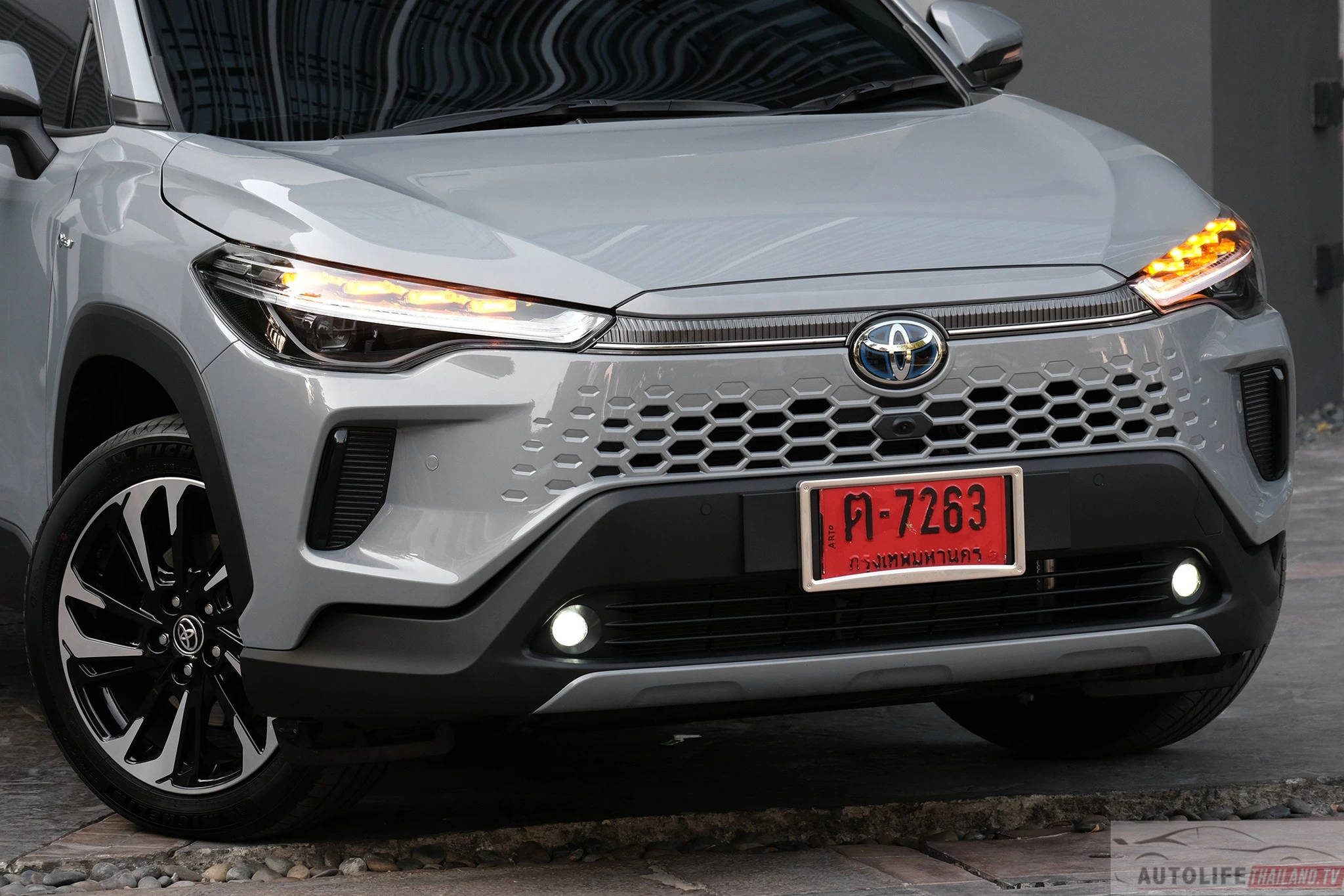 Phần đầu Toyota Corolla Cross 2024 được thiết kế cụm đèn led hiện đại hơn